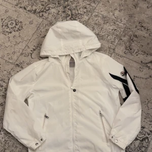 Moncler jacka  - Säljer denna moncler jacka som är använd max 6 gånger. Inga fel på den eller märken. Storlek 2 som motsvarar S-M 