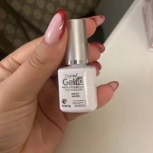 Depend GeliQ Milky White gel-lack - Depend GeliQ gel-lack i färgen Milky White. Ger en mjölkigt vit finish och används med UV/LED-lampa. Kommer i en liten flaska med silverlock och penselapplikator. Perfekt för att skapa fräscha och stilrena naglar hemma.