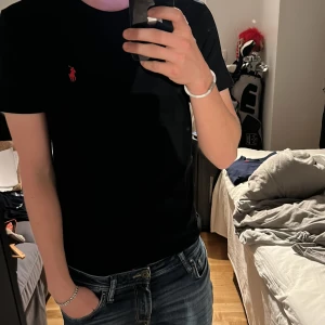 Svart t-shirt från Polo Ralph Lauren - Svart t-shirt från Polo Ralph Lauren strl M                Nypris 799                                                                          Helt ny aldrig använd 