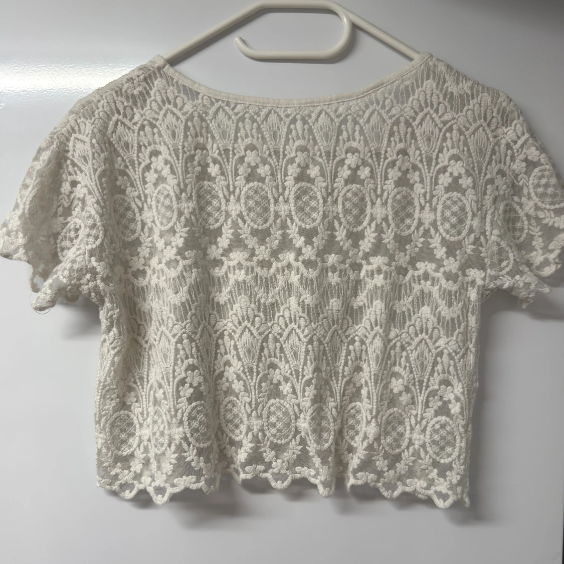 Snygg vit spetsig croppad blus - 1