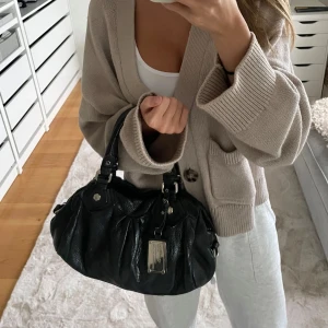 Marc Jacobs väska - Intressekoll på Marc Jacobs väska 💘💘 väskan är vintage men är i jättebra skick🌟 