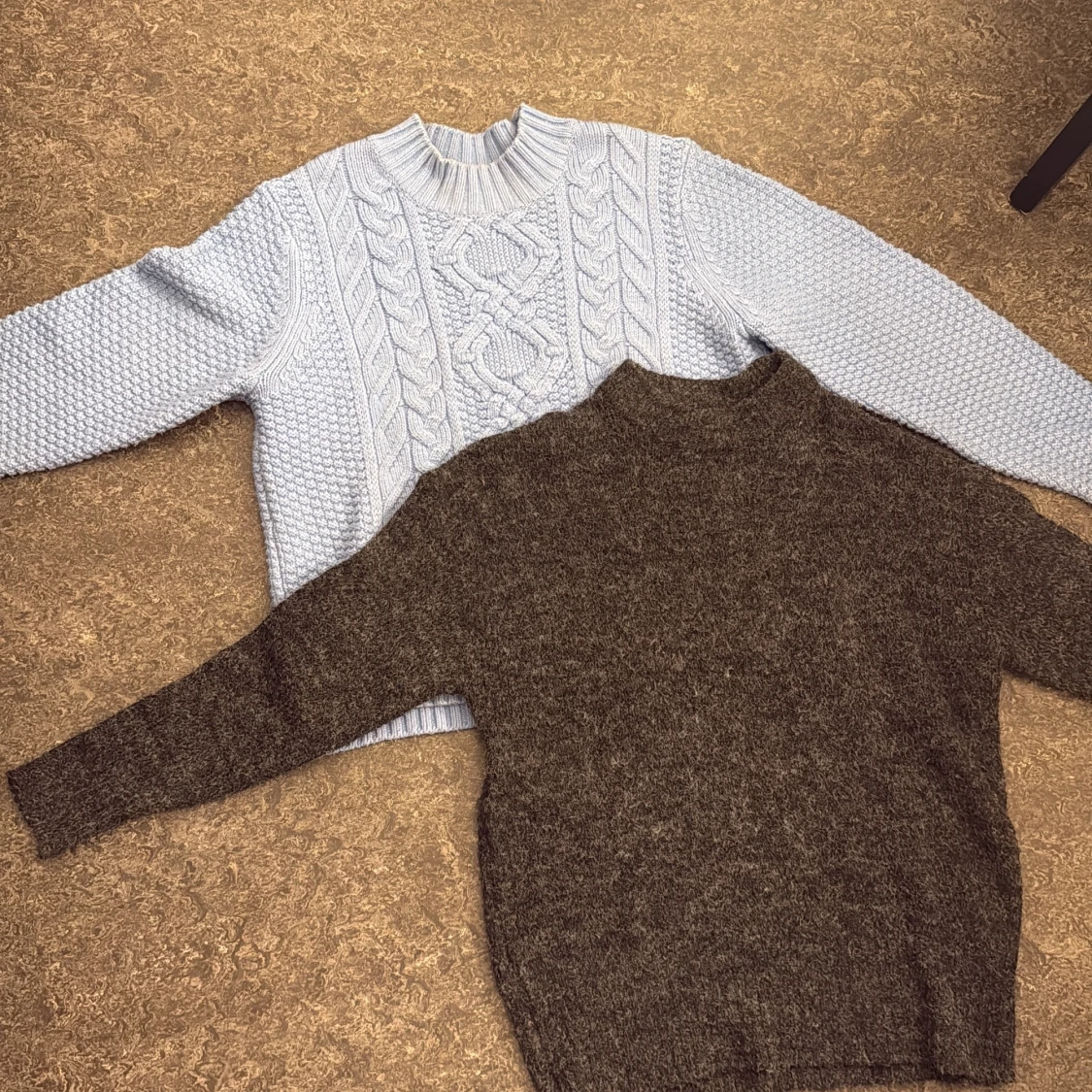 Två stickade tröjor i brunt och ljusblått