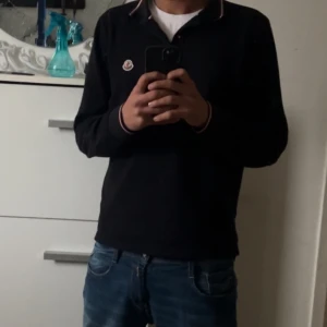  pikétröja Moncler - Säljer nu denna riktigt snygga moncler Piken som är långärmad. riktigt bra skick, skulle säga 10/10. Köpt på NK 2021. Storlek M men sitter mer som S. skriv för fler bilder eller frågor