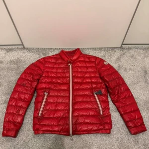 Moncler jacka - Moncler jacka modell Rigel giubbotto   Storlek: 1 är ca S  Bra skick, två defekter syns ej när den är på, kolla bilder 4 och 5  Över 10 tusen ny  mitt pris: 2600 kan gå ner vid snabb affär  Äkta, finns bevis