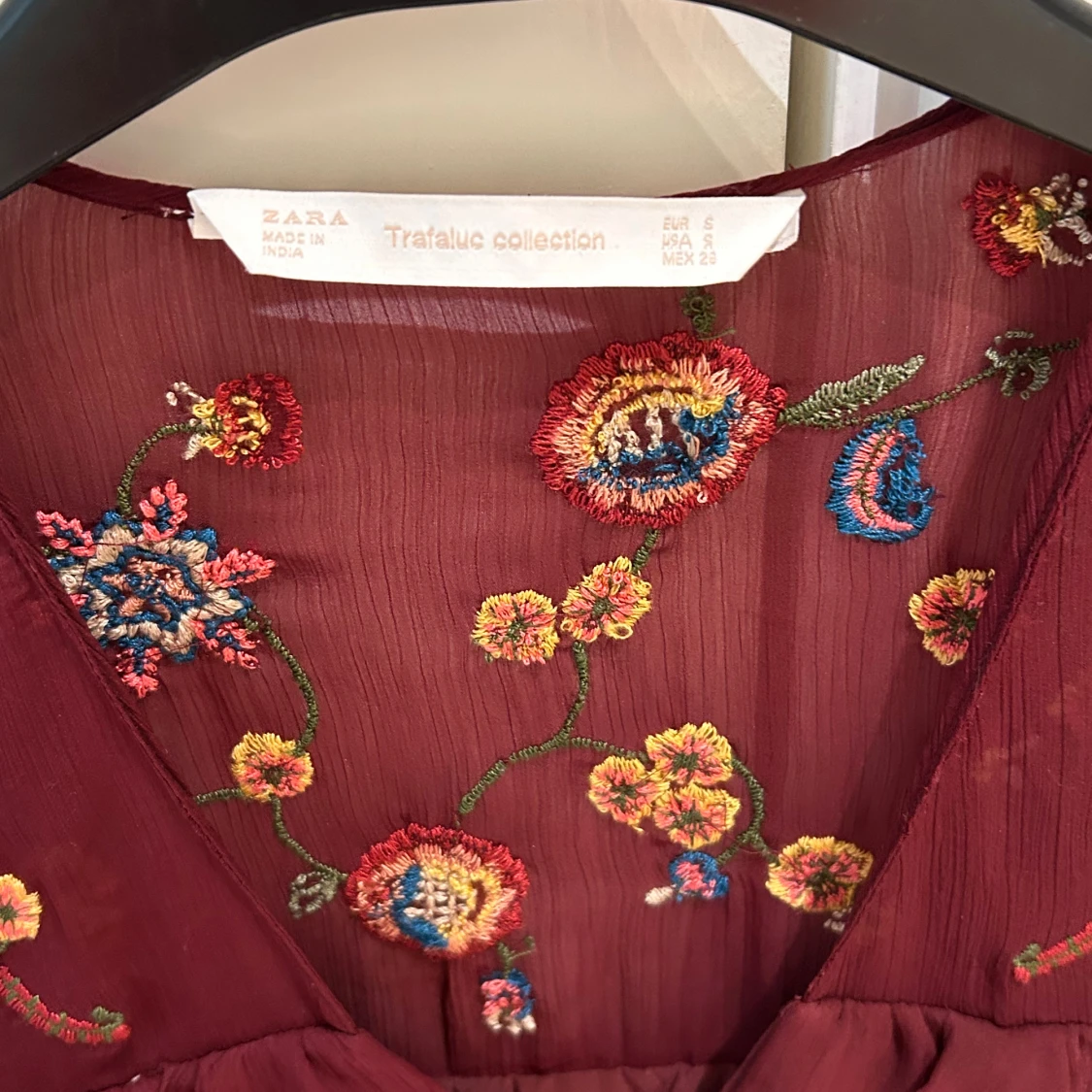  Ny supersöt  Vinröd blommig kortklänning från Zara - 3