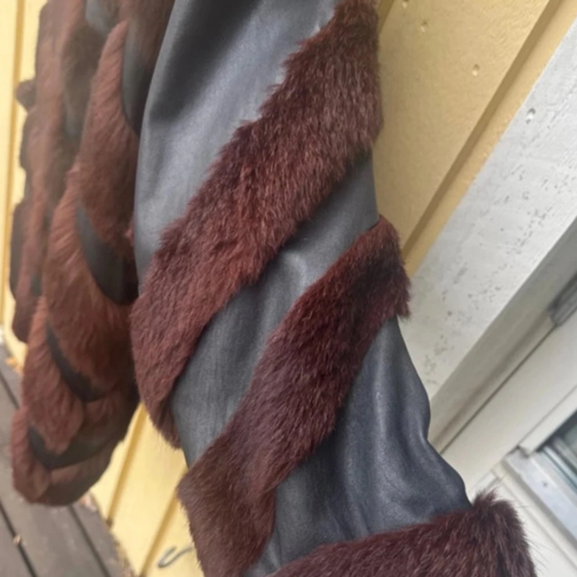 Svart och brun pälsjacka med skinn - 4