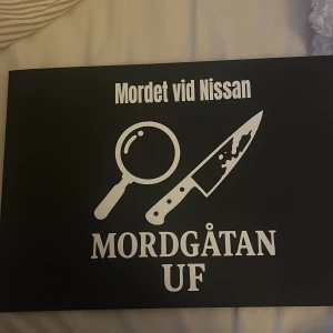 Mordet vid Nissan: Mordgåtan UF - En spännande bok med mordtema, perfekt för dig som gillar mysterier och deckare. Omslaget visar en blodig kniv och ett förstoringsglas, vilket ger vibbar av klassisk detektivhistoria. Passar unga vuxna som vill lösa gåtor och dyka in i spännande berättelser.