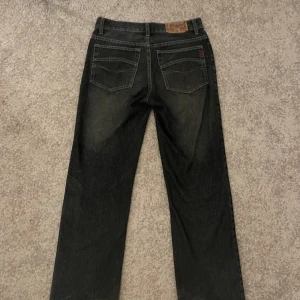 Diesel jeans - Snygga raka mörkblå/grå diesel jeans! Storlek 29 och passar mig som är 164cm för referens  Använda mycket men fortfarande i i bra skick! Kan finns enstaka lösa trådar men inget som påverkar direkt