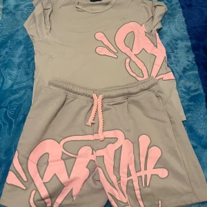 Syna world  - Säljer ett syna world set som är både i storleken M och kan passa S även riktigt bra skick och använda endast i sommaren och inget mer än det