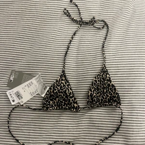 Leopardmönstrad bikiniöverdel  - Säljer denna oanvända trinagelbikinitopp som är ifrån H&M. Så snygg!!!!💗💗💗