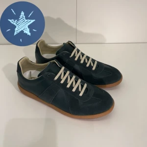 Maison Margiela skor - Maison Margiela sneakers i fint skick. Köpta begagnade och lite använda men har fixat dom till så dom ser nya, kvitto från tidigare ägare finns. Stilrena och svårhittade perfekt för dig som gillar exklusiva detaljer. Pris kan diskuteras vid snabb och smidig affär.