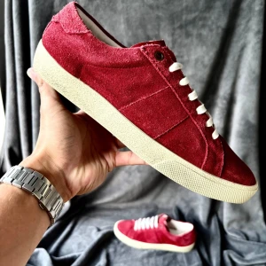 Saint Laurent skor - Saint Laurent sl/06 court classic skor | originalstorlek 41, passar mer 42, fråga om innermått vid osäkerhet | ingår: endast skorna | fraktar spårbart eller möts upp i Täby