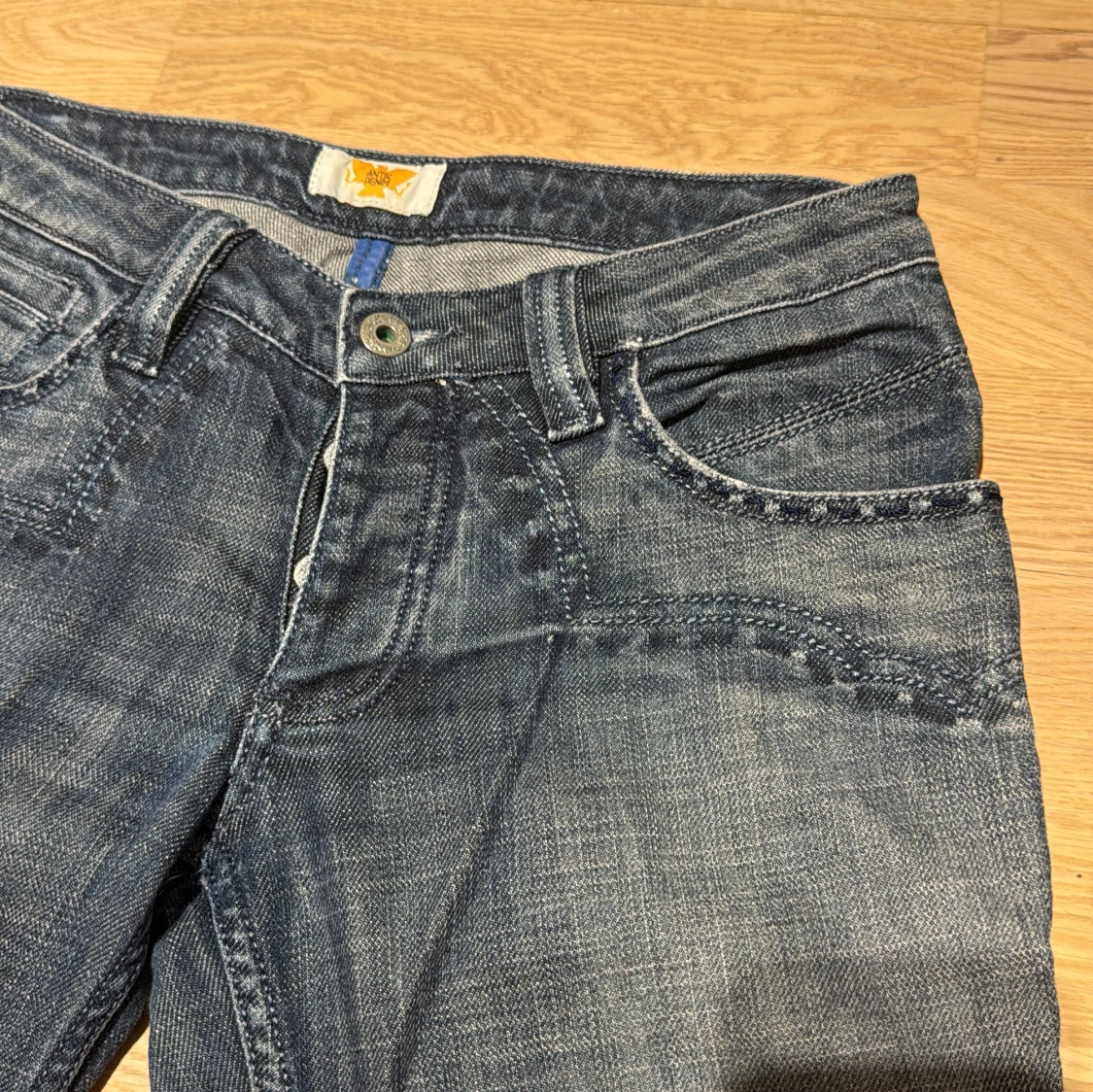 Blå bootcut jeans från Antik Denim - 2
