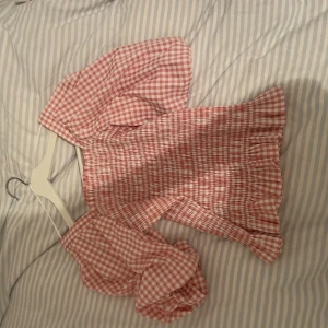 Rutig topp från Awiew - Rosa och vit rutig topp från awiew i storlek 34, aldrig använd!