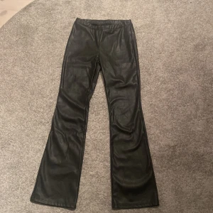 Svarta bootcut skinnbyxor - Snygga svarta bootcut-byxor från XOXO friends. En slät yta som ger en cool vibe. Perfekta för dig som gillar trendiga och bekväma byxor med lite edge.