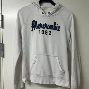 Abercombie fitch hoodie - Hoodie från abercombie & fitch i fint skick. Det är storlek L, men den sitter som S/XS. Kan skicka bild ifall man vill. Hör av dig vid frågor 