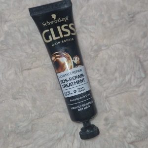 Schwarzkopf Gliss SOS-Repair Treatment - Gliss SOS-Repair Treatment från Schwarzkopf är en hårkur med flytande keratin och pärlserum, perfekt för dig med torrt och skadat hår. Svart tub med guld- och vit text, innehåller 20 ml. Ger motståndskraft och glans till håret.