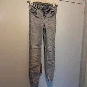 Grå skinny jeans från Family - Gråa jeans från new yorker i storlek 26.