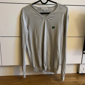 Ljusgrå v-ringad tröja - Ljusgrå v-ringad tröja från Lyle & Scott i storlek M men skulle säga att den är mer XS-S. Köpt på loppis. 