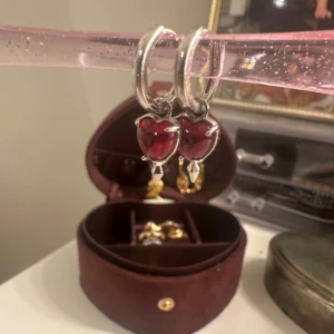 Silverörhängen med röda hjärtan -  örhängen i äkta silver med hängande röda hjärtan. Från Lé och kostade 389,+ frakt