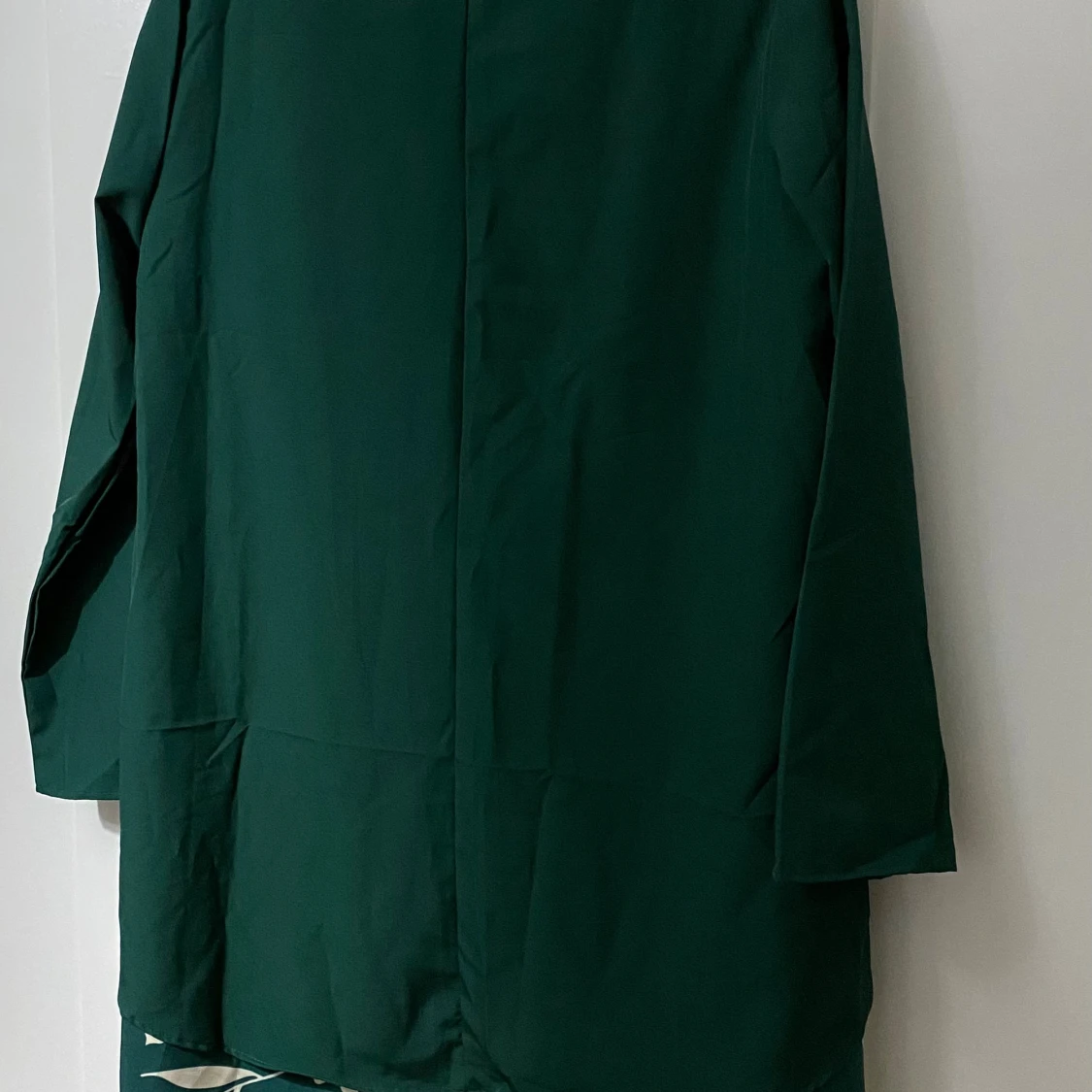 Grön långklänning med blommigt mönster - 1