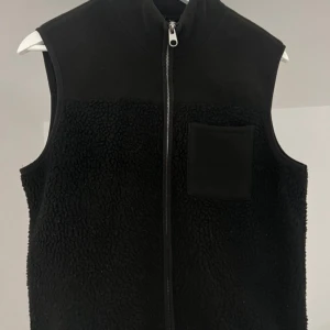 Svart fleeceväst från Pieces - Svart fleeceväst från Pieces!! Används inte 💓