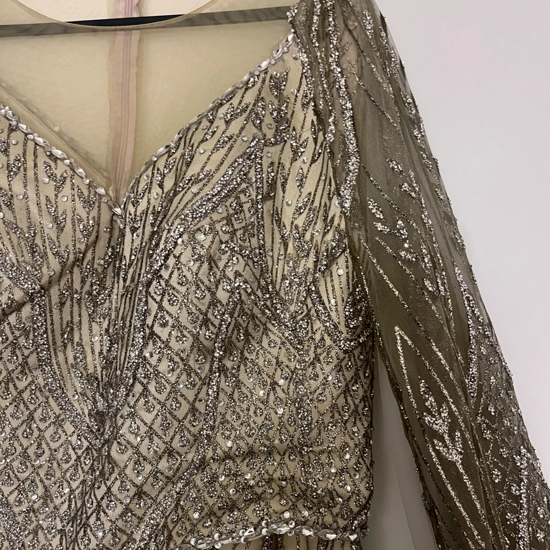 Glittrig långklänning med paljetter - 2