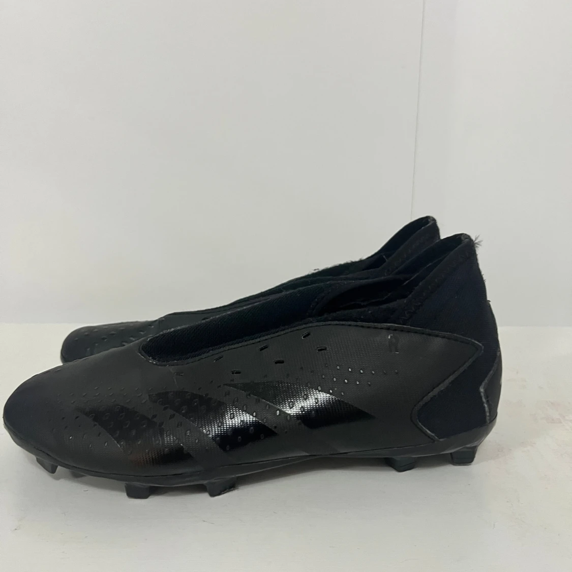 Svarta fotbollsskor från Adidas - 2