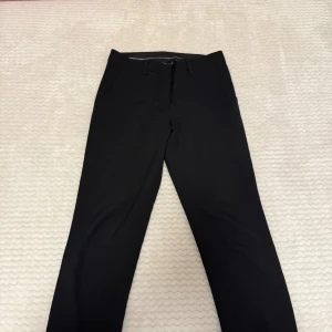 Kostymbyxor  - Svarta kostymbyxor från KappAhl, modell Kelly med klassisk passform och tapered ben.