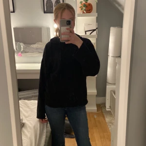 Svart hoodie från Gina Tricot - Svart hoodie från Gina Tricot i storlek S. Tröjan har huva med snörning och långa ärmar, perfekt för chill dagar. Materialet är mjukt och stickat, vilket gör den extra skön att bära. Enkel och stilren design som funkar till jeans eller mjukisbyxor.