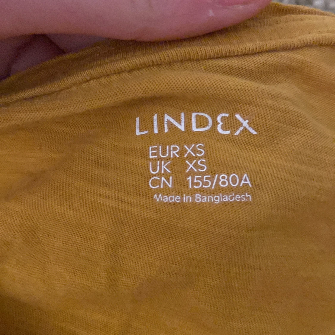Gul t-shirt med v-ringning från Lindex - 3