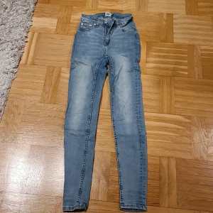 Blå skinny jeans från 157 XXS - Snygga ljusblå skinny jeans från 157 i storlek XXS. Modellen är högmidjad med klassisk femficksdesign och smal passform hela vägen ner. Jeansen har en lätt tvättad look och är tillverkade i stretchigt denim för extra komfort.