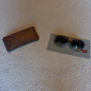 Rayban Bill - Säljer nu ett par Rayban bills i riktigt fint skick använda fåtal gånger allt är i super fint skick, hör av dig vid fler funderingar. 