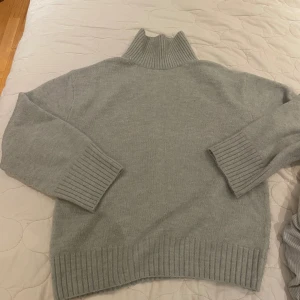 Ljusblå stickad - Ljusblå stickad från H&M!!