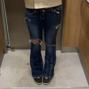 Blå bootcut jeans med slitningar - Säljer ett par mörkblå bootcut jeans med snygga slitningar från Gina tricot. Helt slutsålda på ginas hemsida. Storlek s. Super bra skick