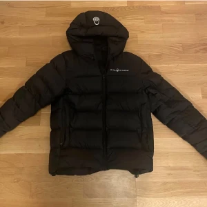 Sail Racing Jacka - Svart Sail Racing jacka i storlek M. Varm och skön i väldigt gott skick. Pris kan diskuteras vid snabb affär. Nypris 3000 kr 