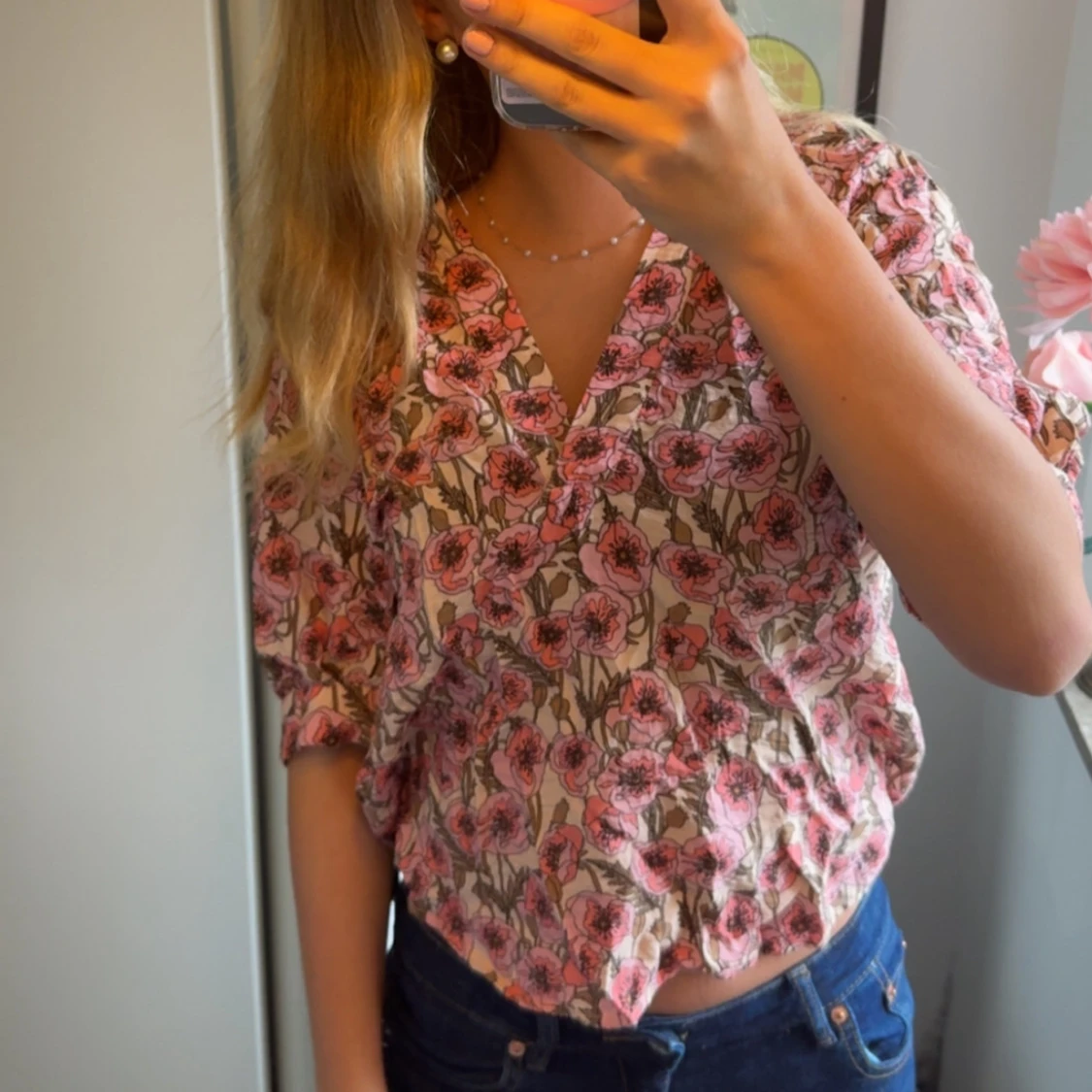 Blommig v-ringad blus i rosa