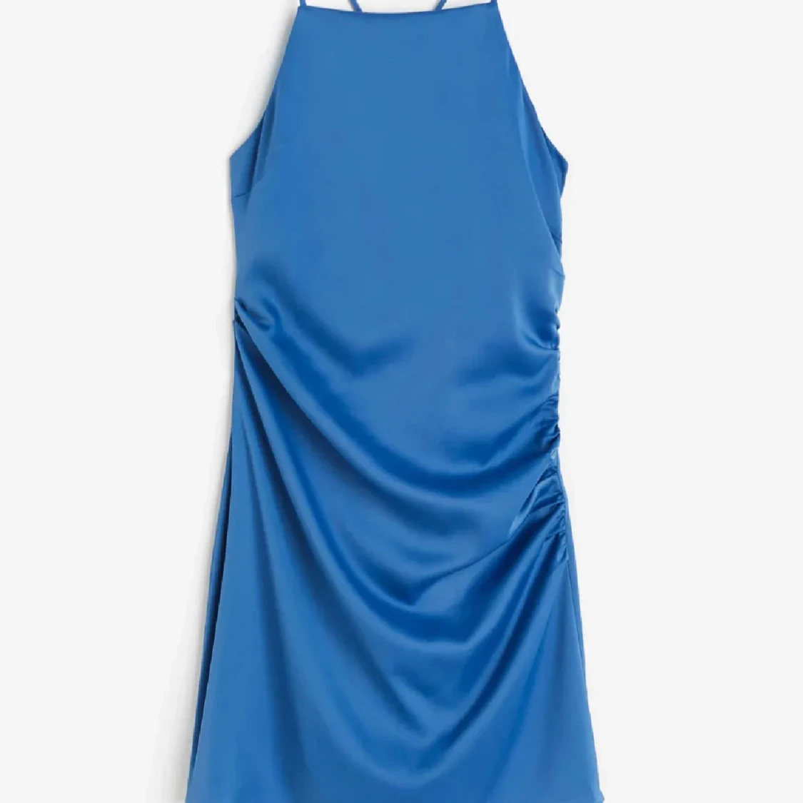 Blå satin klänning med drapering