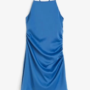 Blå satin klänning med drapering - Snygg blå klänning i satin med smala axelband och draperad detalj på sidan. Klänningen har en kort längd och en stilren, minimalistisk look som passar dig som gillar att sticka ut med färg. Perfekt för dig som vill ha en modern och fräsch vibe.