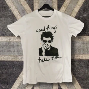 Helt ny Tshirt från Pinnacle Closet - Vi säljer helt nya och oanvända vita T-shirts med trycket ”Good things take time” I storlekar S och M. T-shirtsen har en skön regular passform och högkvalitativt material.