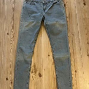 Levi's 710 Super Skinny ljusblå jeans W32/L32 - Säljer ett par Levi's 710 Super Skinny jeans i ljusblå tvätt. Modellen har smal passform hela vägen ner och klassiska fem fickor. Jeansen är tillverkade i stretchigt denim för extra komfort och har normal midja. Perfekt för dig som gillar en tight look.