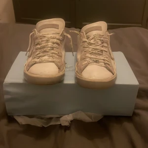 Phillipe model skor  - Säljer ett par phillipe model skor i storlek 43  dem är i okej skick det ända dåliga är sulan inuti skorn som  man ser är använd annars är dem fina  SICK:7/10😁man får med lådan billigare vid snabb affär