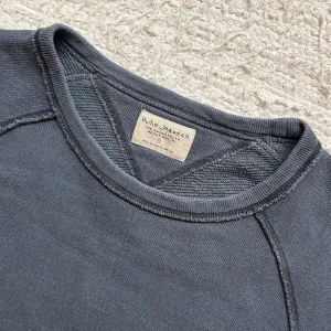 *Nudie Jeans* Sweatshirt - Säljer nu en extremt fet tröja från nudie!🌤️🍁| Kan även passa M 🤠| Hör gärna av dig!✌🏻👑