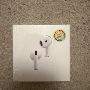 AirPods 4 - Helt nya Apple AirPods 4 i oöppnad originalförpackning. Trådlösa hörlurar med aktiv brusreducering (ANC) för bästa ljudupplevelse. Perfekt för musik, samtal och träning. Ingen synlig skada eller slitage, levereras i obruten förpackning.