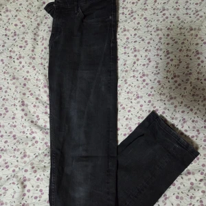 Svarta skinny jeans från Esmara - Svarta skinny jeans från Esmara med medium midja. Klassisk femficksdesign, metallknapp med 'Denim Goods 1987' och dragkedja framtill. Snygg passform som sitter tight längs benen och passar perfekt till sneakers eller boots.