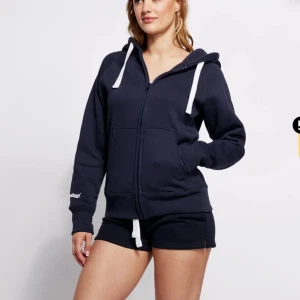 RUSSEMERCH zip hoodie  - Säljer en mörkblå hoodie från RUSSEMERCH, säljer även mjukisbyxorna till på min profil. Säljer pga att jag vill köpa annan färg. Bra skick. Ord pris 749kr.