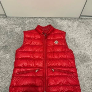Moncler väst  - Säljer en fett moncler gui väst i färgen röd  Storlek 1 ca S Mycket bra skick inga defekter  Pris 3100 kan gå ner vid snabb affär Äkta finns bevis