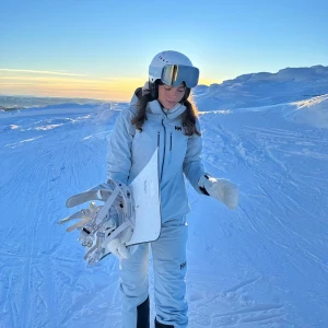 Skidbyxor från Helly Hansen  - Säljer mina skidbyxor från Helly Hansen. De är använda två skidsäsonger och har inga större defekter. Däremot har de små svarta fläckar på rumpan som inte går bort och två små rivmärken längst ner på ena benet. Dock ingenting som påverkar byxans funktion.  Nypris: 4000. Säljer även jackan!