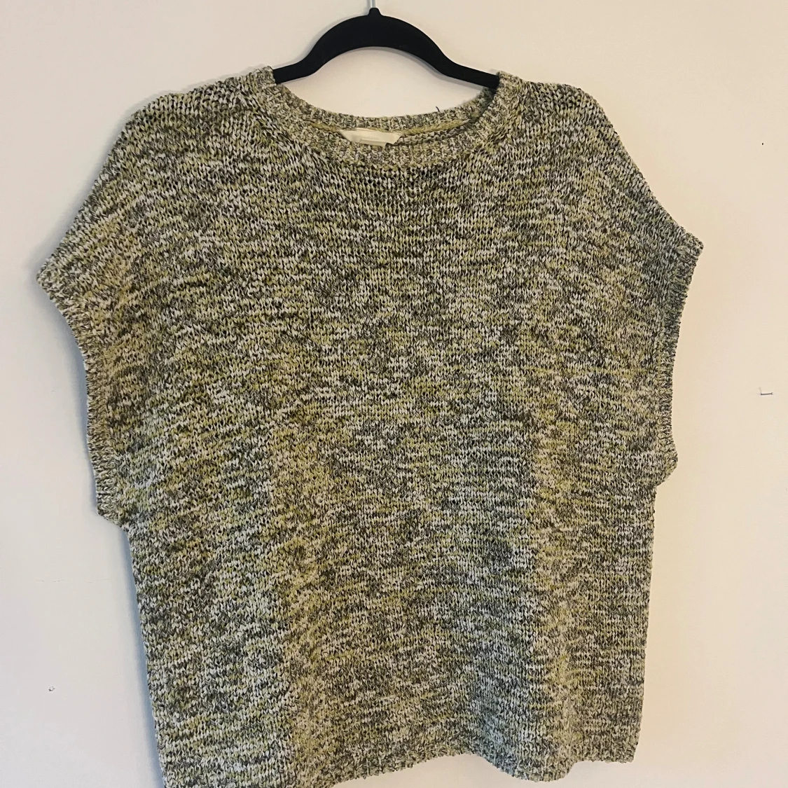 Stickad kortärmad tröja i ljus grön och grå nyanser