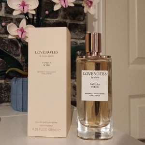 Ariana grande Lovenotes Vanilla Suede  - Lovenotes by Ariana Grande Vanilla Suede. Innehåller bergamott, rismjölk, sandelträ och vaniljböna och mysk. Volym: 125 ml.  Ca 120 ml kvar. Endast testad fåtal gånger.  En mjuk feminin doft. Kom gärna med prisförslag! 🥰